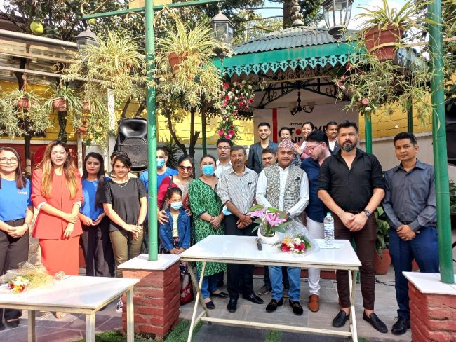 धनसारले फर इभर नेपाल फोटो प्रतियोगिता गर्दै