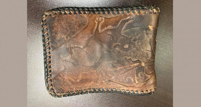 ५१ वर्ष पहिले हराएको पर्स पुलिसले त्यसका मालिकलाई सुरक्षित फिर्ता दियो