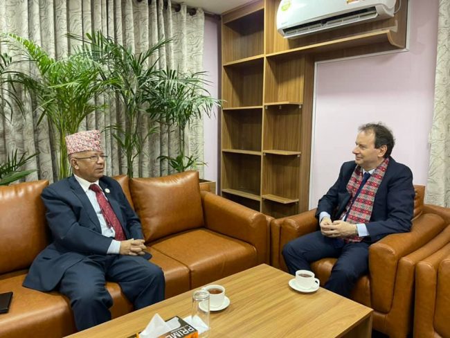 माधव नेपाल भेटेर फ्रान्सेली राजदूतले भने: दुई देशको सम्बन्धलाई थप सुमधुर बनाउन प्रयत्न गर्छु