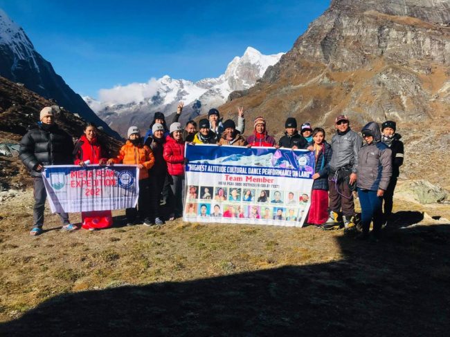 वल्र्ड रेकर्ड राख्न मेरा पिक हिमालमा स्याब्रु नृत्य छायांकन गर्न पुगे १८ जना युवा