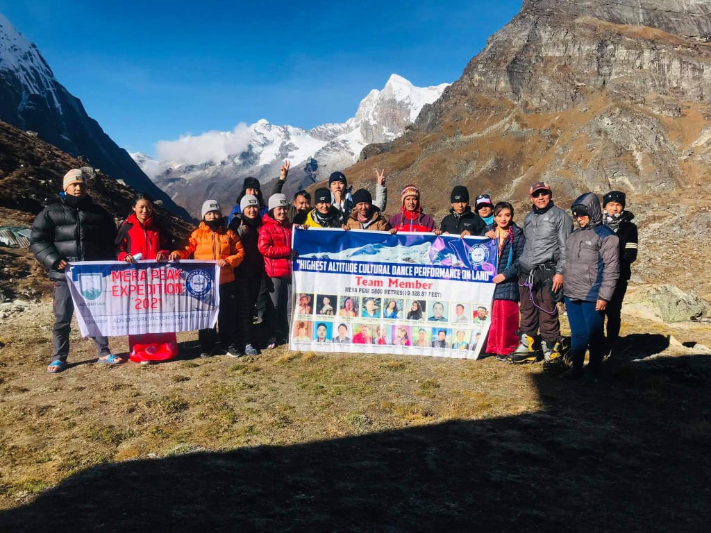 वल्र्ड रेकर्ड राख्न मेरा पिक हिमालमा स्याब्रु नृत्य छायांकन गर्न पुगे १८ जना युवा
