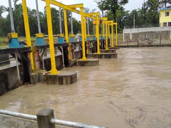 नहर फुटेपछि कर्णालीको पानी सोझै बस्तीमा, जानकी गाउँपालिका जोखिममा