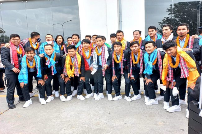 साफ उपविजेता नेपाली टिम स्वदेश फिर्ता (फाेटाेफिचर)