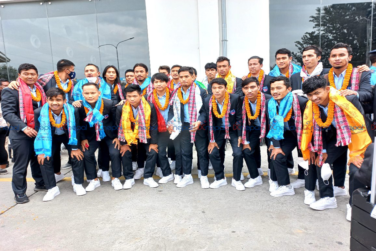 साफ उपविजेता नेपाली टिम स्वदेश फिर्ता (फाेटाेफिचर)