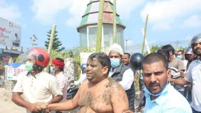 खानेपानी कार्यालय जनकपुरका प्रमुखलाई सिके राउतका कार्यकर्ताले अर्धनग्न बनाएर बजार घुमाए