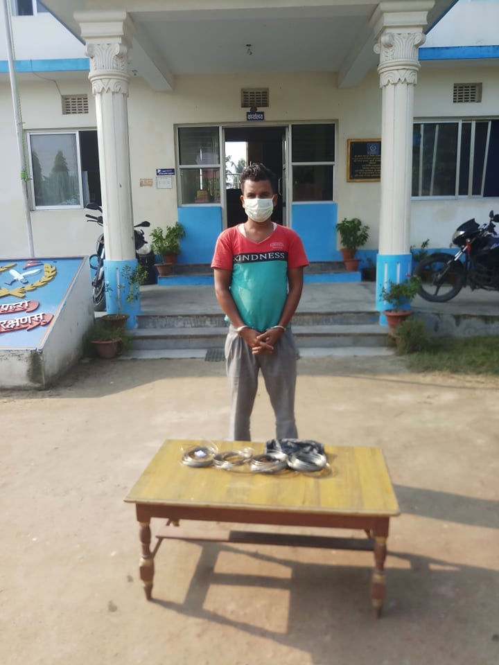 ९४ तोला चाँदीसहित धर्वेन्द्र पक्राउ