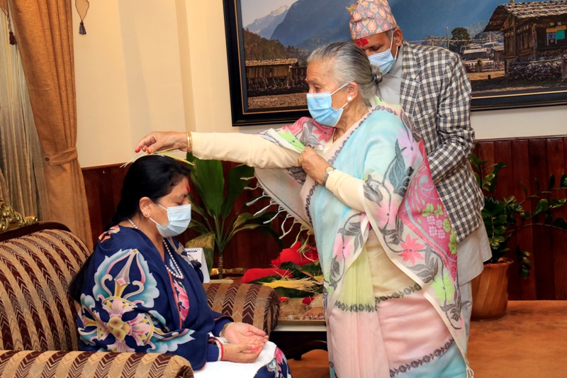 राष्ट्रपति भण्डारीले आमा मिथिलाको हातबाट दसैँको टीका ग्रहण