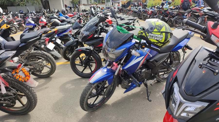 ट्राफिक प्रहरीले ढाँचा अनुसार नम्बर प्लेट नलेखिए,स्पष्ट नभए, खुईलिएमा कारबाही