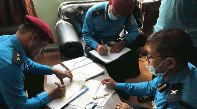 चन्दा नदिएको भन्दै चन्द समूहका कार्यकर्ताले अधिकृतमाथि मोबिल छ्यापे