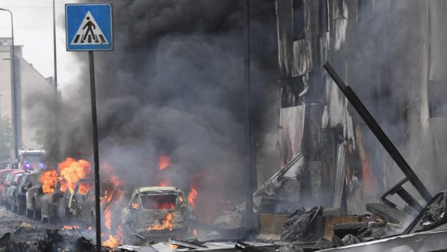 उडिरहेको विमान अनियन्त्रित भएर बिल्डिङमाथि खस्यो, अर्बपति व्यापारीसहित सबै यात्रुको मृत्यु