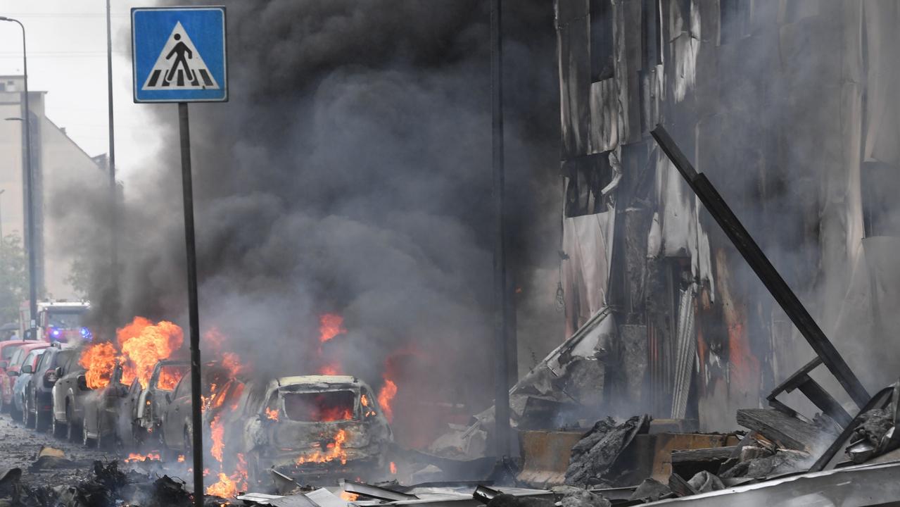 उडिरहेको विमान अनियन्त्रित भएर बिल्डिङमाथि खस्यो, अर्बपति व्यापारीसहित सबै यात्रुको मृत्यु