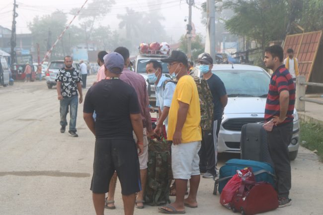 सीमा क्षेत्रमा बढ्यो चहलपहल : दशैँ मनाउन स्वदेश फर्कँदै नेपाली