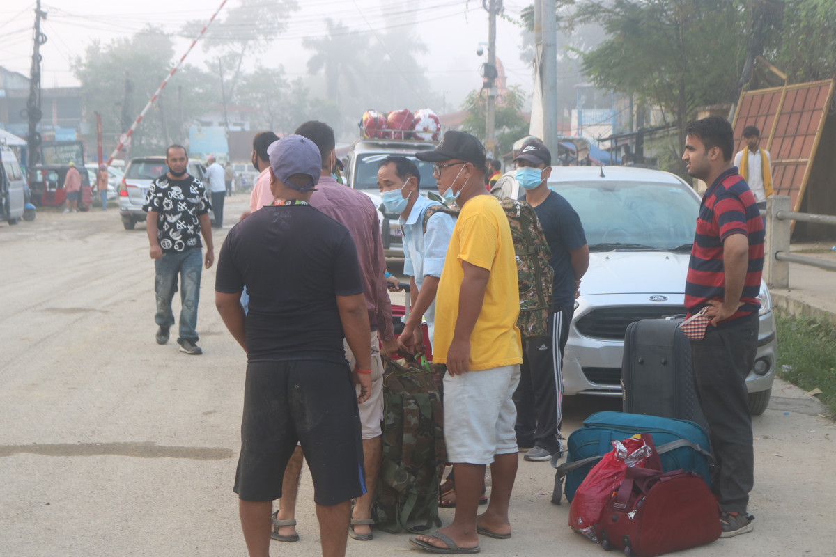 सीमा क्षेत्रमा बढ्यो चहलपहल : दशैँ मनाउन स्वदेश फर्कँदै नेपाली