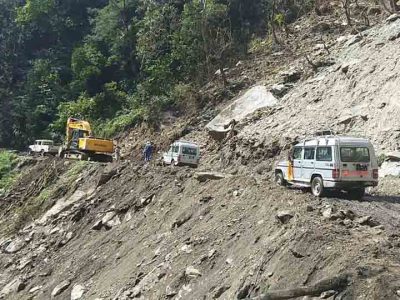 पहिरोले बेँसीसहर-चामे सडक अवरुद्ध