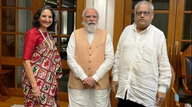 कच्याककुचुक परेको सर्ट आइरन पनि नगरी लगाएर मोदीलाई भेट्न पुग्ने व्यक्ति को हुन् ?