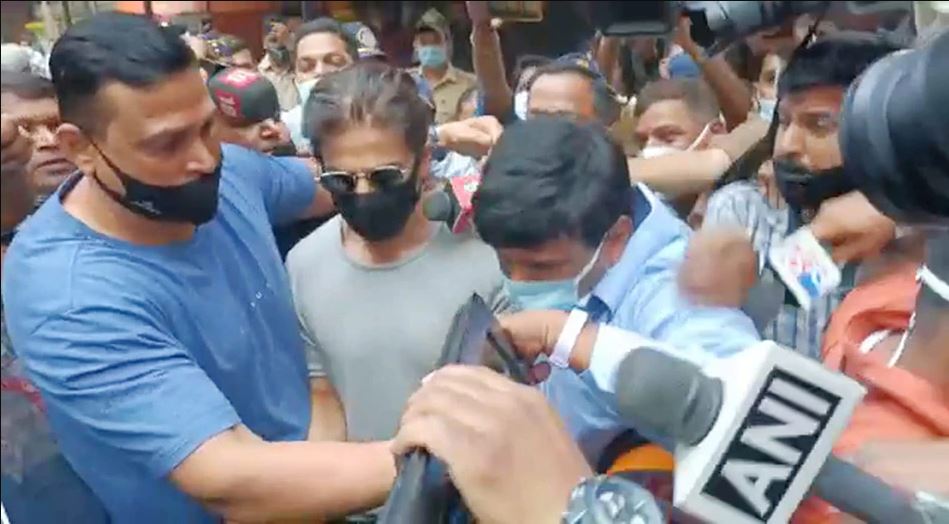 १५ मिनेटको समय, बीचमा सिसाको भित्तो, शाहरुख खानले यसरी छोरालाई जेलमा भेटे