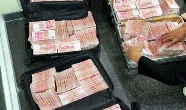 बैंकमा गार्डले मास्क लगाउन पठाएपछि रिसाएका अर्बपतिले सबै कर्मचारीलाई सजाय दिए