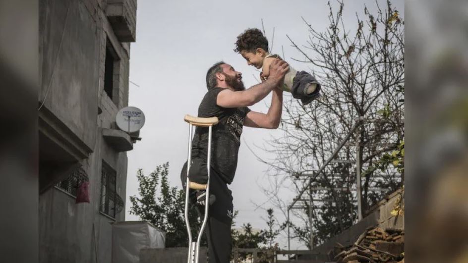 यस वर्षको सर्वश्रेष्ठ ठहरिएको तस्वीर, जसले आँखा भिजाउँछ अनि हिम्मत दिलाउँछ