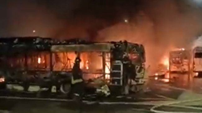 इटालीकाे राेममा आगलागी हुँदा  ३० वटा बस जलेर नष्ट