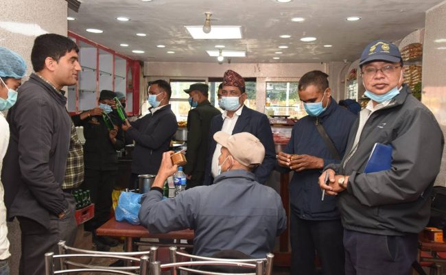 महानगरको तिहार लक्षित बजार अनुगमन, केहीलाई कारवाही केहीलाई मौका