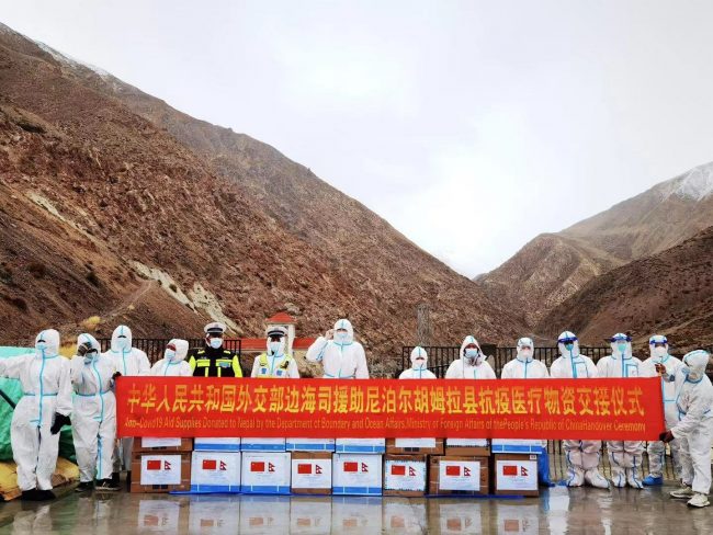 हुम्लालाई चीनले दियो स्वास्थ्य र खाद्य सामग्री