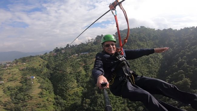 धुलिखेल जिपलाइनमा रमाए पूर्वप्रधानमन्त्री प्रचण्ड