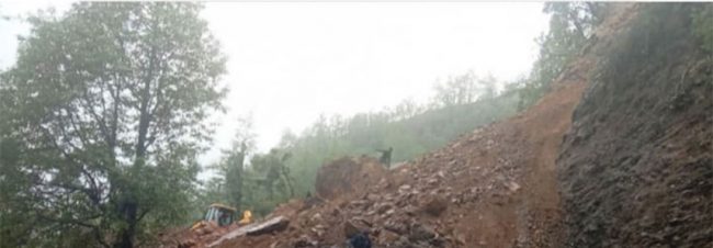 तीन दिनदेखिको अविरल वर्षाका कारण डोटीमा राजमार्ग अवरुद्ध