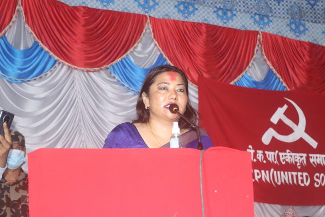 एउटै मञ्चमा किसान श्रेष्ठसँग रामकुमारीको असहमति, बर्साइन् प्रश्नै प्रश्न