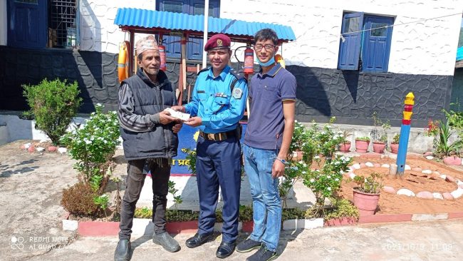 बाटोमा पाएको एक लाख रुपैयाँ प्रहरीमार्फत सम्बन्धित धनीलाई बुझाइयो