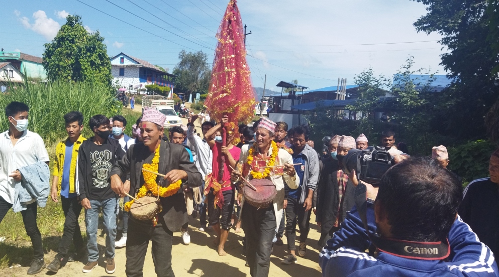 लिम्बू समुदायमा निशान नचाउँदै मौलो काट्ने परम्परा