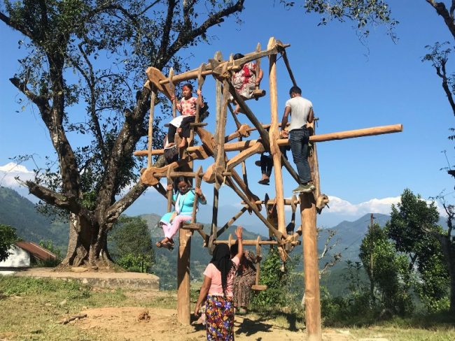 गाउँमा न पिङ भिटियो, न पिङ हाल्ने युवा नै भेटिए