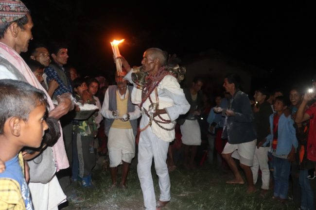 जाजरकाेटवासी न्याय माग्न देवताको शरणमा