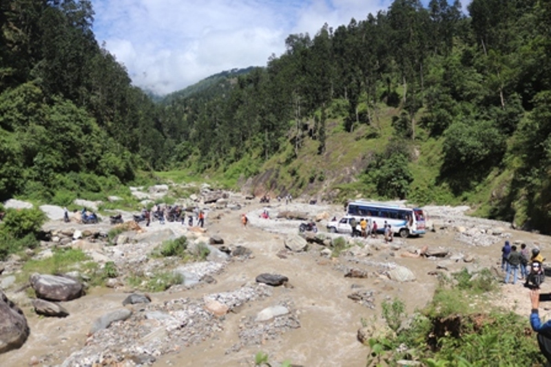 मेयर ‘ठेकेदार’ले समयमै सडक कालाेपत्रे नगर्दा स्थानीयलाई सास्ती