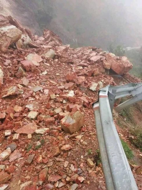 पहिरोले बैतडी जोड्ने राजमार्ग अवरुद्ध