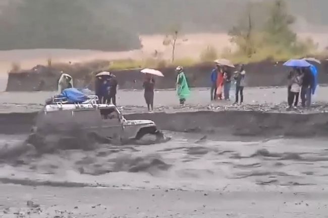 गुल्मीमा खोलाले जीप बगायो