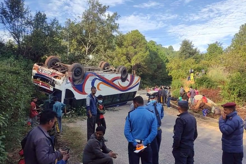 डडेल्धुरामा बस दुर्घटना, १६ जना घाइते