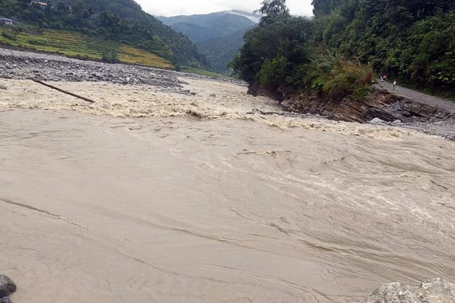 बाढीले यातायात सेवा अवरुद्व, यात्रु प्रभावित