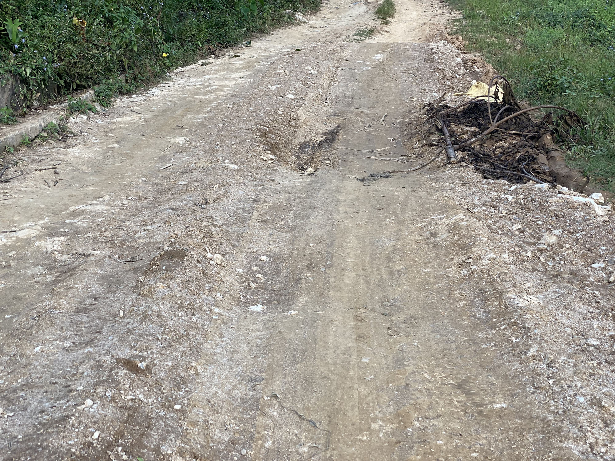 २० महिनामा दुई किलोमिटर सडक कालोपत्रे भएन