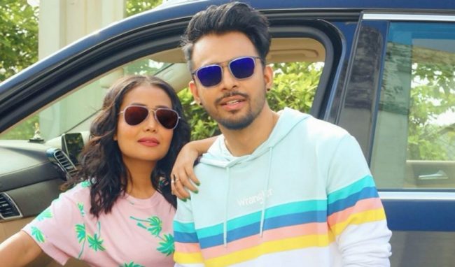 गायिका नेहा कक्कड आफ्नै भाइसँग रिसाएपछि …..