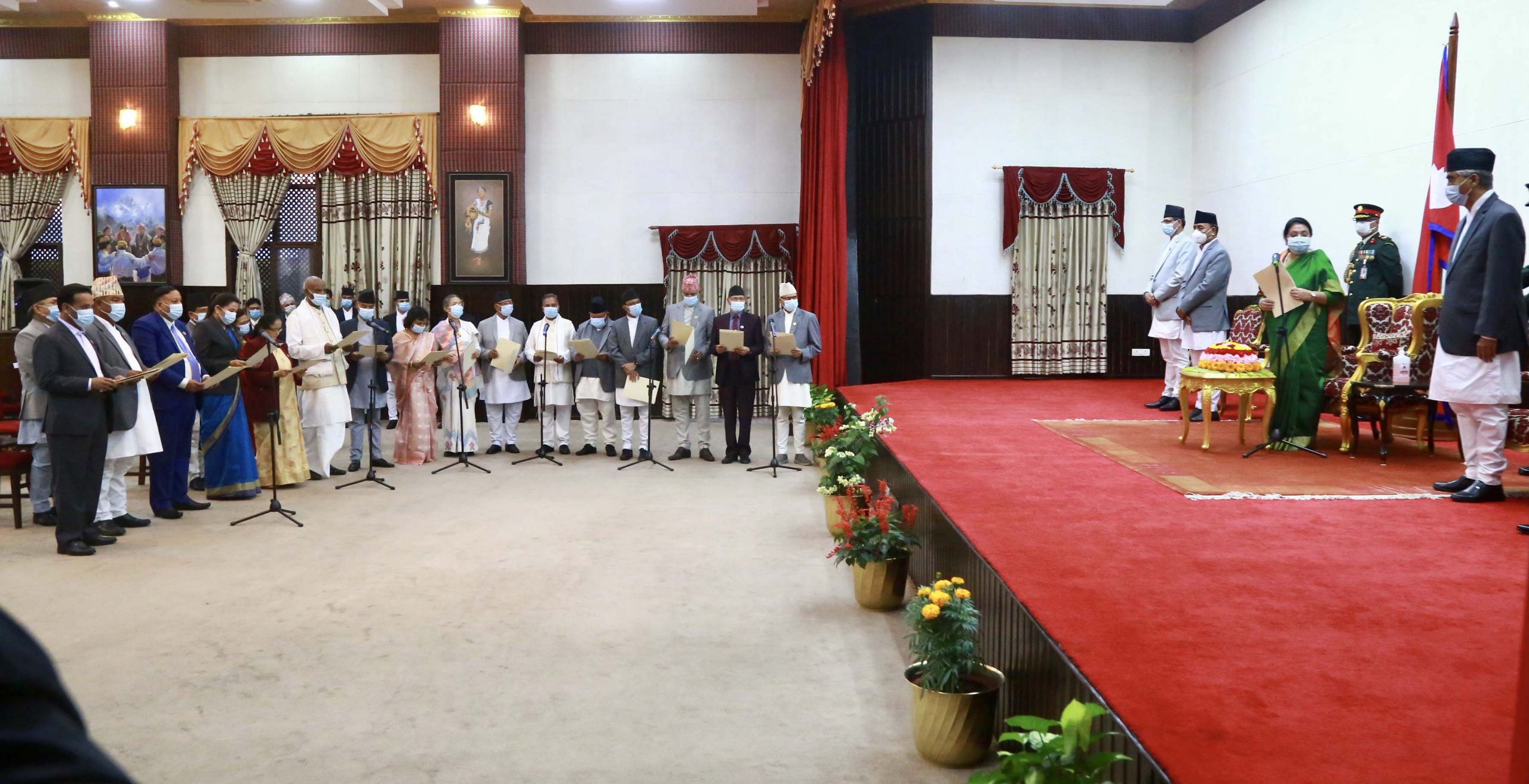 नवनियुक्त मन्त्रीले लिए शपथ