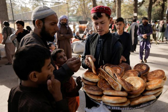 गरिब अफगानीहरुको लागि आकाशबाट पैसाको वर्षा हुने