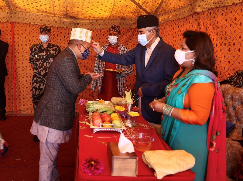 पत्नी आरजुको हातबाट प्रधानमन्त्री देउवाले टीका लगाए