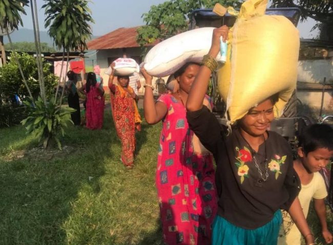 दसैँमा दैनिक ज्याला मजदुरी गर्ने विपन्न परिवारलाई राहत