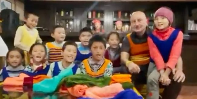 अनुपम खेरले आफ्नी आमाले बुनेको स्विटर लुक्लाका बालबालिकालाई बाँडे