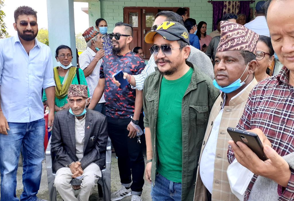 केपी ओलीको आँखाको इसारामा जब कलाकार विल्सनविक्रमले उड्नै लागेको फ्लाइट क्यान्सिल गरे…