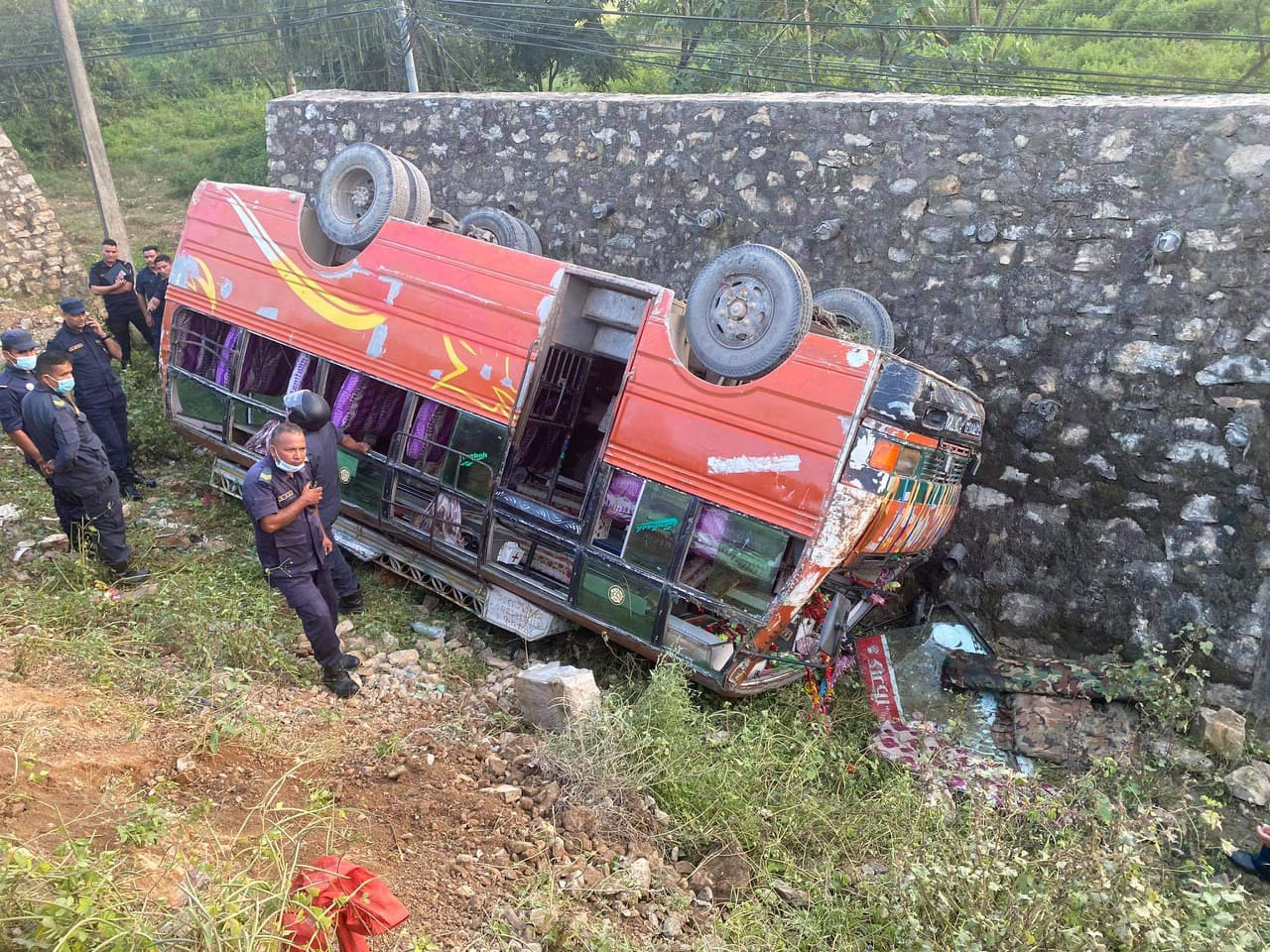 दाङमा बस दुर्घटना, सहचालकको मृत्यु, २१ जना घाइते