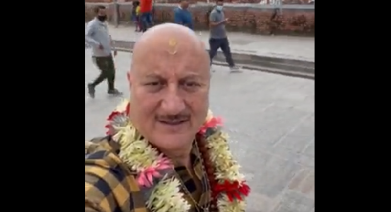 फिल्म छायाँंकनका लागि काठमाडौं आएका अनुपम खेरले गरे पशुपतिको दर्शन, शान्तिका लागि प्रार्थना