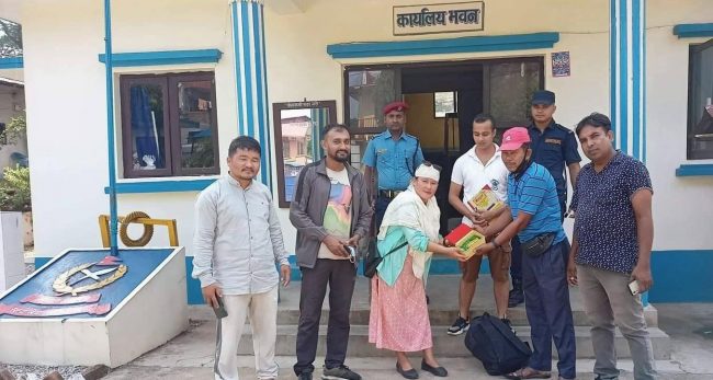 अटो चालकले फिर्ता गरे भेटिएका आठ लाख बराबरका गहना