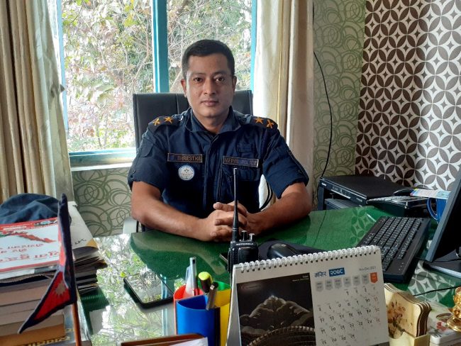 प्रहरीको दशैँः घरमा टीका लगाउन नपाएको तीन वर्ष, यसपालि पनि कार्यालयमै मनाउँछुः डीएसपी भरत श्रेष्ठ