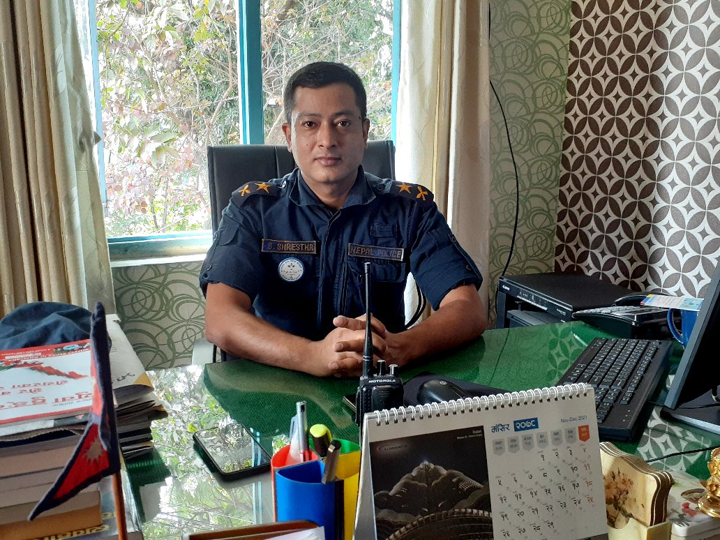 प्रहरीको दशैँः घरमा टीका लगाउन नपाएको तीन वर्ष, यसपालि पनि कार्यालयमै मनाउँछुः डीएसपी भरत श्रेष्ठ